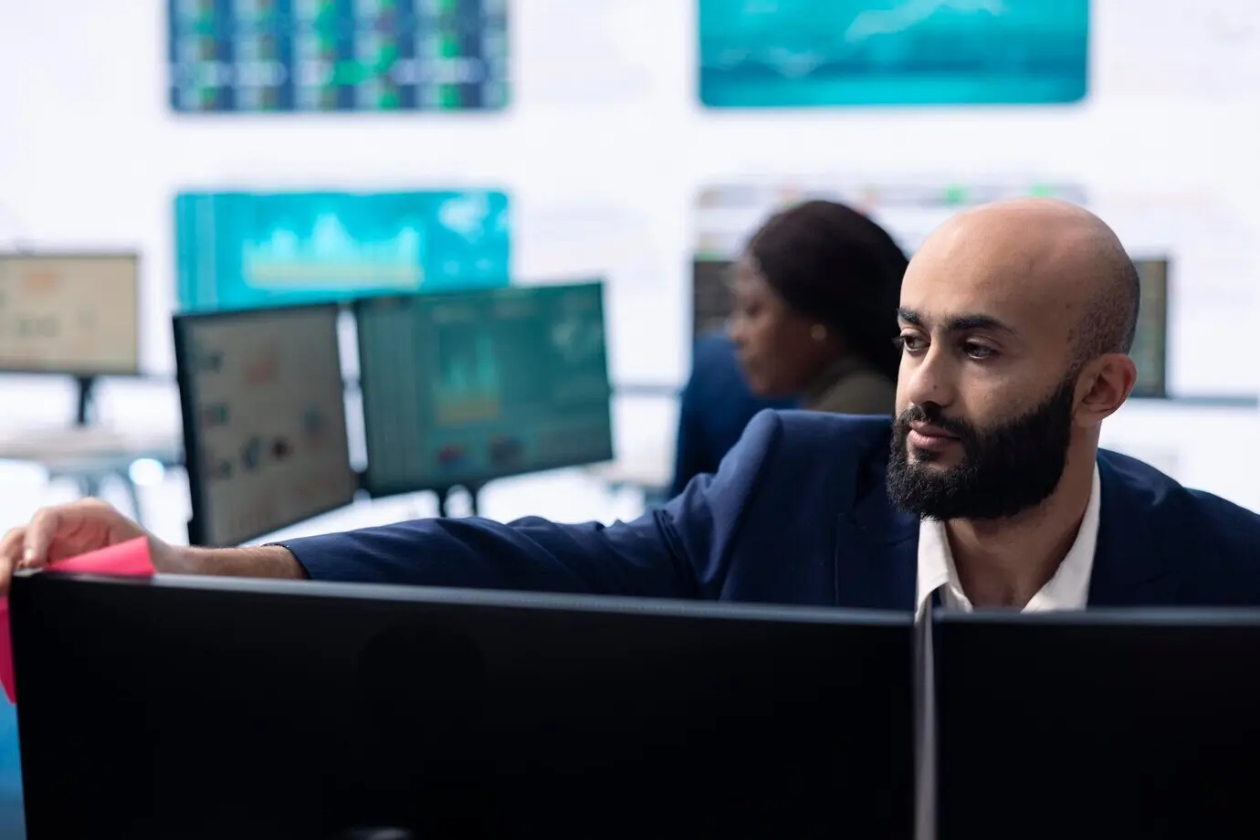 Ein Unternehmensmanager sichtet im Kontrollraum Projektaktualisierungen und Details.