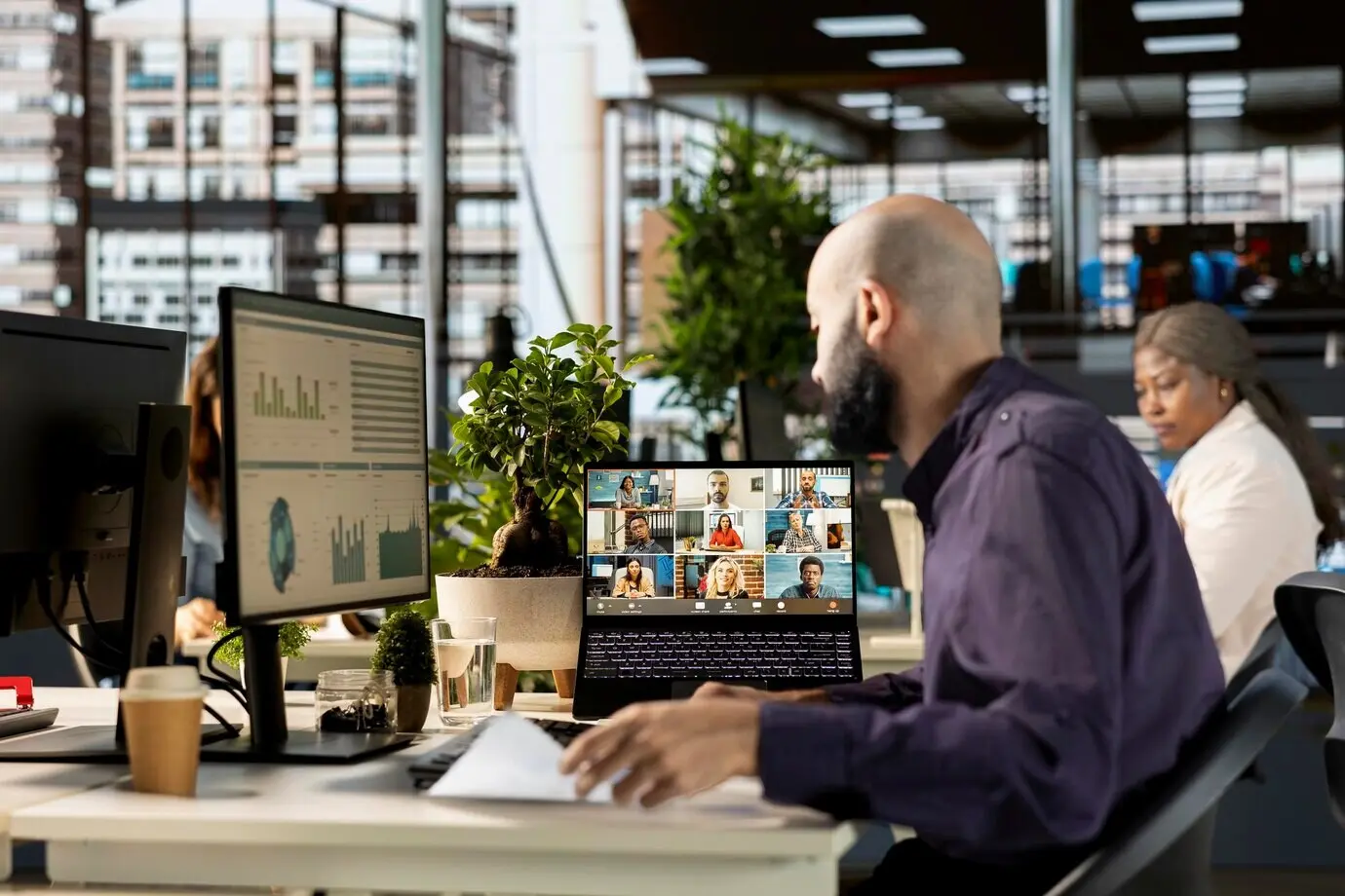 Ein Mitarbeiter aus dem Nahen Osten tritt einem Videoanruf mit Vorstandsmitgliedern bei.
