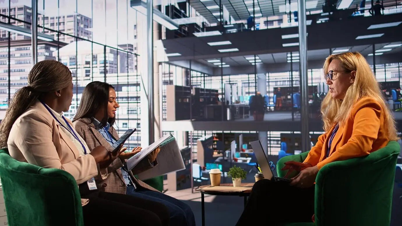 Generaldirektorin überprüft mit ihrem Team Datenanalysen für einen erfolgreichen Entwicklungsplan