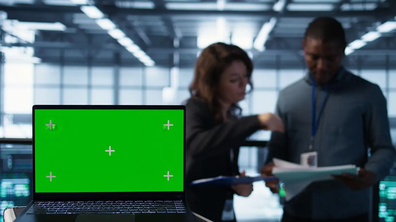 Chroma-Key-Notebook, das von Kollegen genutzt wird, die Serverraumkonfigurationen anpassen.