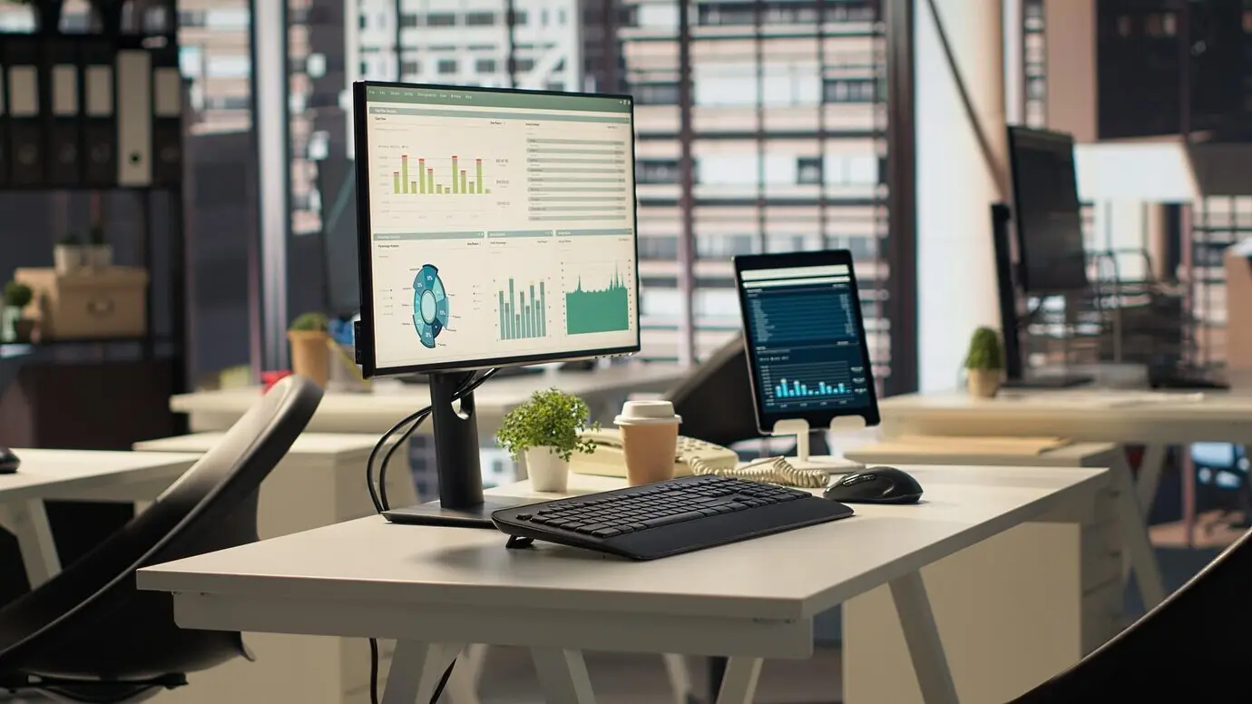 Leerer geschäftlicher Arbeitsplatz, ausgestattet mit modernen technischen Tools zur Unterstützung eines Unternehmens.